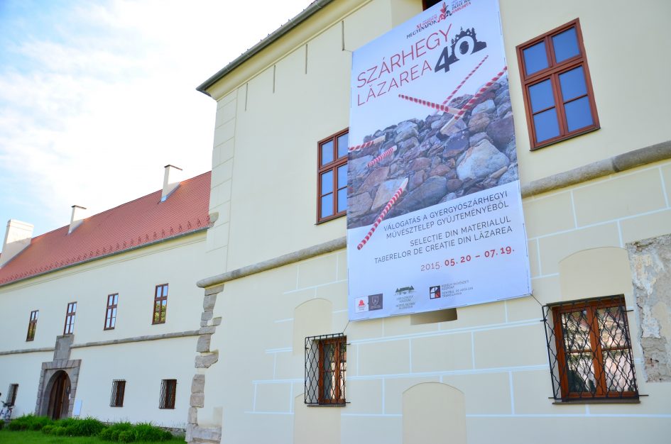 Az évfordulós tárlat plakátja a Csíki Székely Múzeum homlokzatán, Csíkszeredában